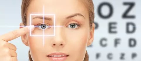 Fille avec des lentilles