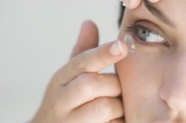 Porter correctement des lentilles de contact