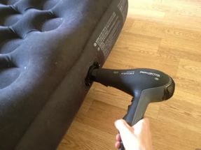 Gonflez le matelas avec un sèche-cheveux