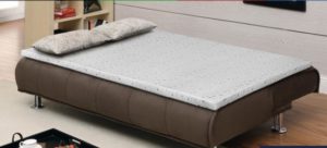 Topper sur le canapé