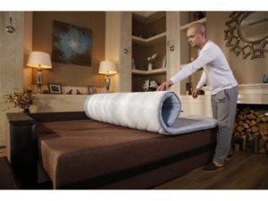 Topper sur le canapé