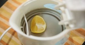 Citron dans une théière