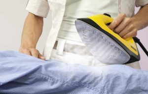 De la vapeur sort du fer