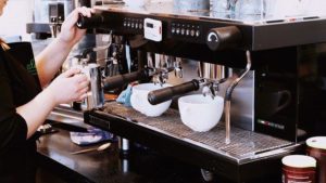Préparer le café dans une machine à café