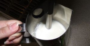 Faire mousser du lait dans une machine à café