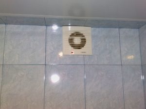 Ventilateur dans la salle de bain