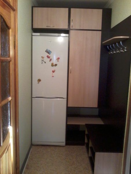 Réfrigérateur dans le couloir