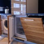 Lave-vaisselle à côté de la cuisinière