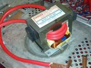 en utilisant un transformateur