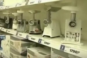 Hachoirs à viande dans un magasin