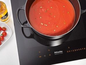 La sauce tomate bout sur la cuisinière