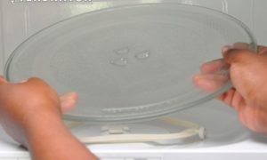 Tout d'abord, soulevez le plateau s'il ne tourne pas.