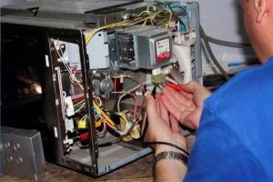 Vérification de l'état de fonctionnement du transformateur du four à micro-ondes