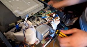 Un tournevis ordinaire peut ne pas convenir à tous les modèles de micro-ondes.