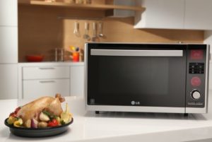 Il y a un four à micro-ondes dans presque chaque maison