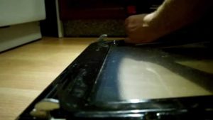 Retirer la porte du micro-ondes