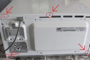 Retirer le couvercle du micro-ondes 