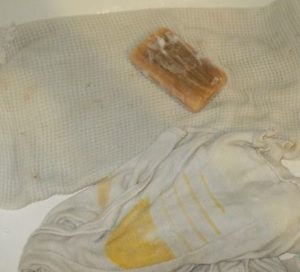 Frottez une serviette mouillée avec du savon à lessive