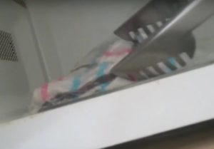 Retirez la serviette du micro-ondes à l'aide de pinces.