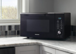 Micro-ondes sur une surface plane, sur la table