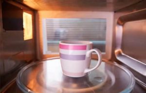 Faire bouillir de l'eau au micro-ondes