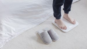 Comment se tenir correctement sur un pèse-personne