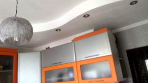 Cacher l'ondulation sous le plafond suspendu