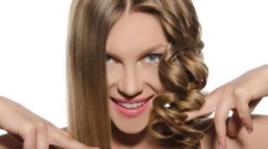 Comment lisser ses cheveux avec un fer à friser.