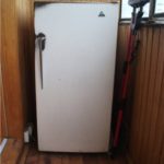 Congélateur sur le balcon en hiver