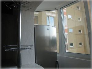 Congélateur sur le balcon en hiver