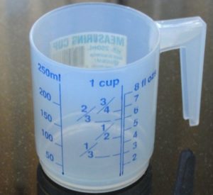 Quel est le volume d'un verre multicuiseur en grammes et millilitres ?