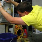 L'eau coule dans une chaudière à gaz