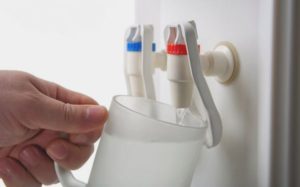 Eau chaude dans une glacière