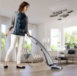 Nettoyer un sol stratifié avec un aspirateur