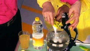 Vinaigre et acide ascorbique pour nettoyer la bouilloire