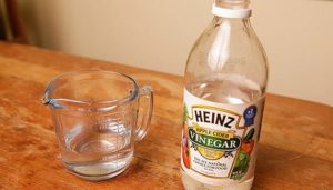 Vinaigre et eau froide pour nettoyer la bouilloire