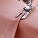 Couture roulée sur surjet