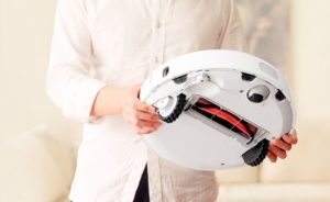 Robot aspirateur en mains
