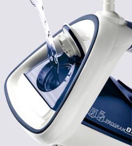 Versez de l'eau dans le réservoir du générateur de vapeur