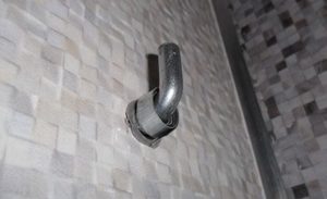 fixation sur mur en béton