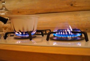 la cuisinière à gaz fume