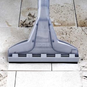 Laver le carrelage avec un aspirateur