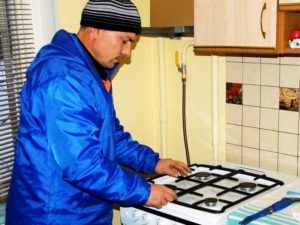 Raccordement d'une cuisinière à gaz par des spécialistes