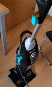 fil dans un aspirateur vertical pour la maison