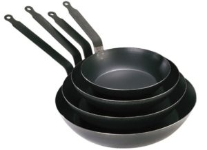 poêles à frire de différentes tailles