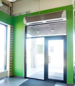 Rideau thermique au-dessus de la porte d'entrée