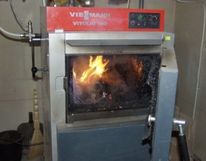 chauffer la chaudière avec du charbon