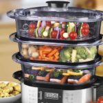 charger de la nourriture dans le cuiseur vapeur