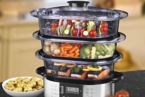 charger de la nourriture dans le cuiseur vapeur