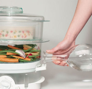 verser de l'eau dans le cuiseur vapeur